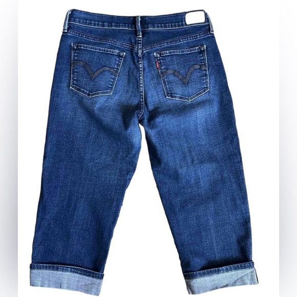 Levi's Dark Blue Cropped ๐ Jeans - Picture 1 of 6